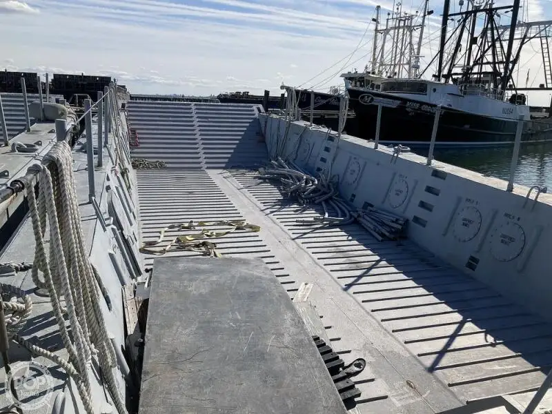 Desanta kuģis, tankkuģis pārdod