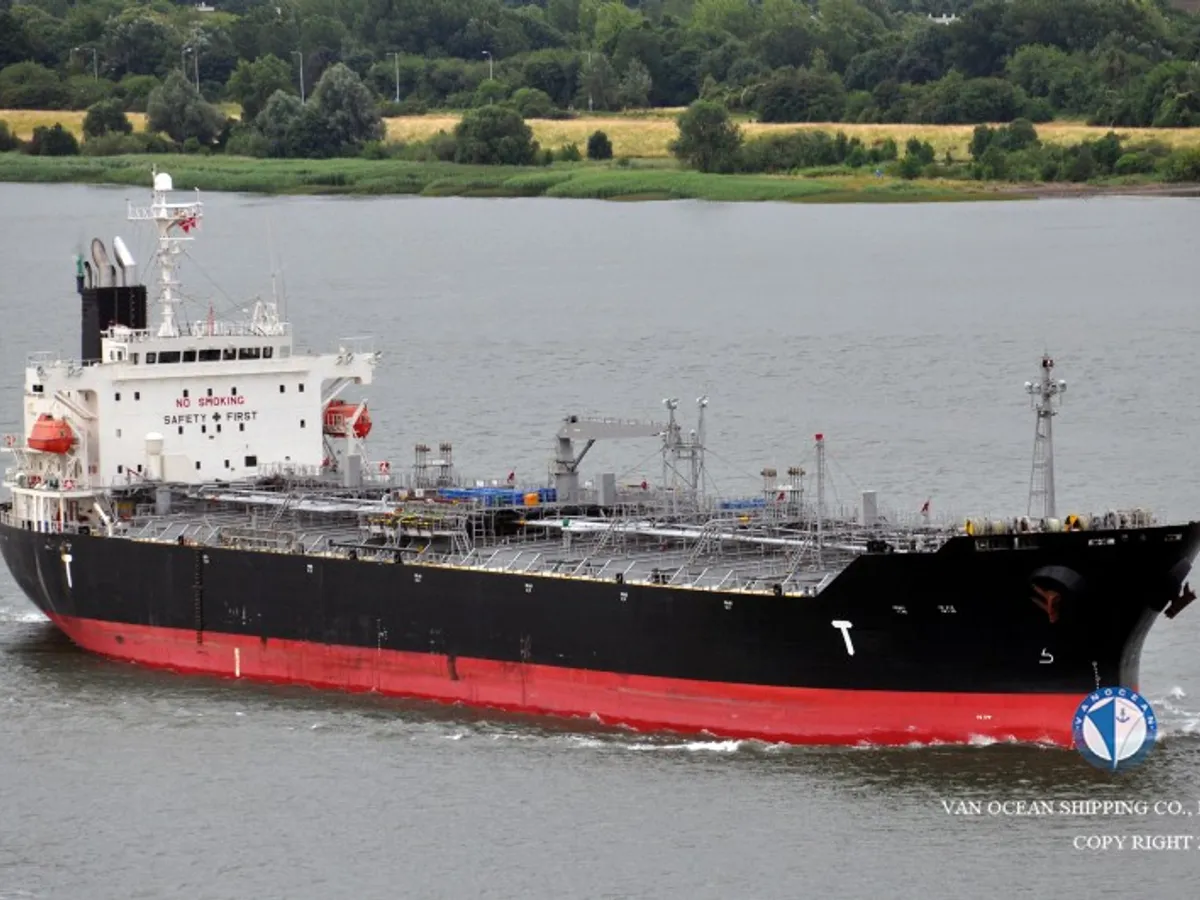 Naftas / Ķīmisko vielu tankkuģis pārdod