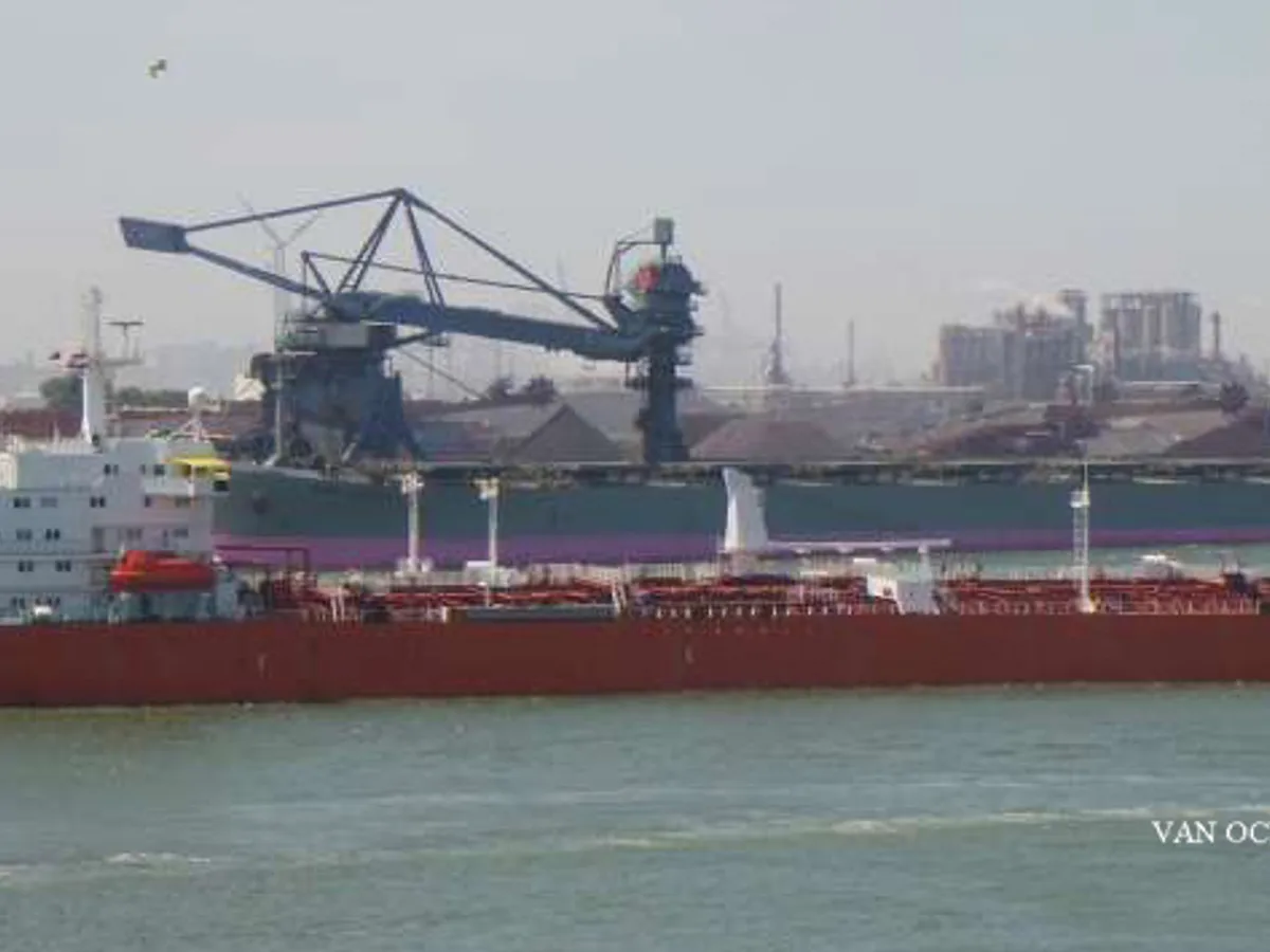 Naftas / Ķīmisko vielu tankkuģis pārdod