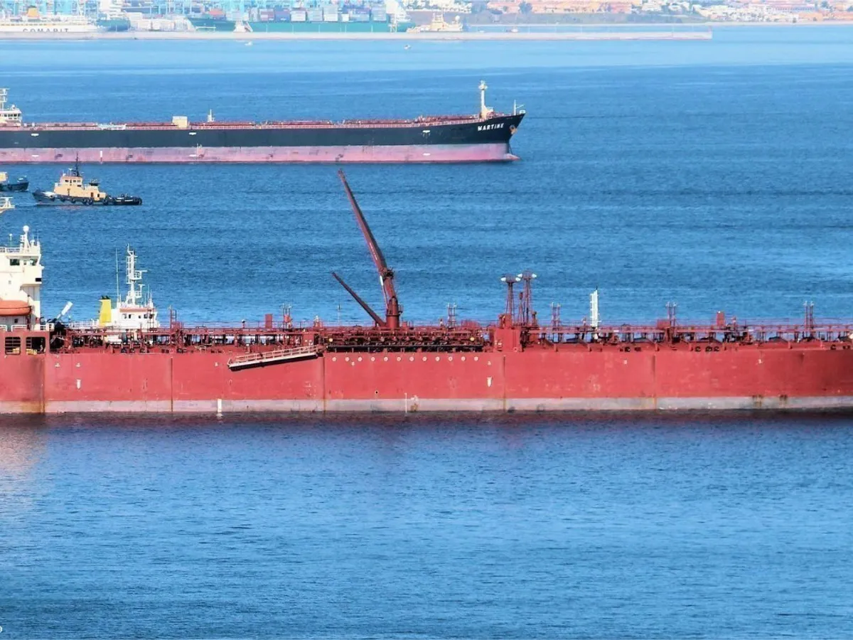 Naftas / Ķīmisko vielu tankkuģis pārdod
