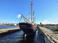 Restorāna kuģis pārdod
