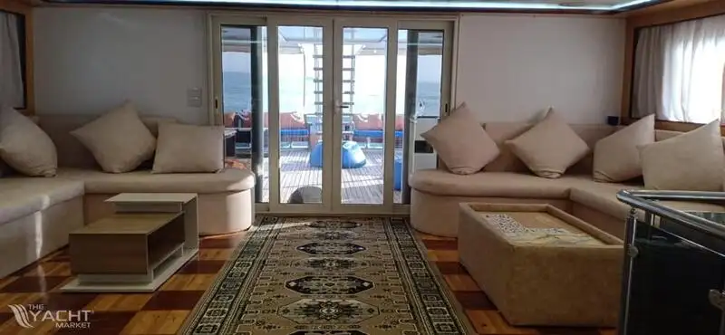 Niršanas atbalsta kuģis pārdod