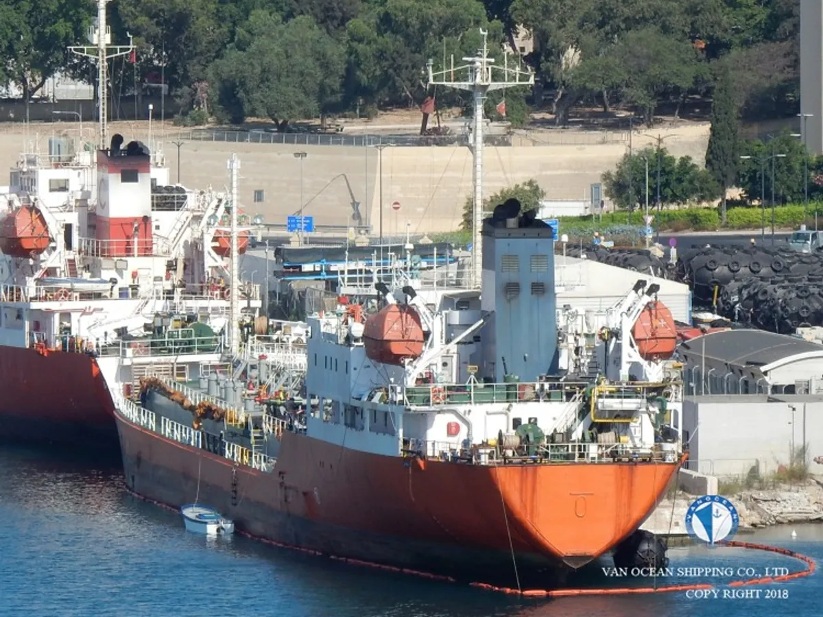 Naftas / Ķīmisko vielu tankkuģis pārdod