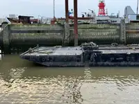 Pontons pārdod
