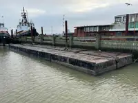 Pontons pārdod