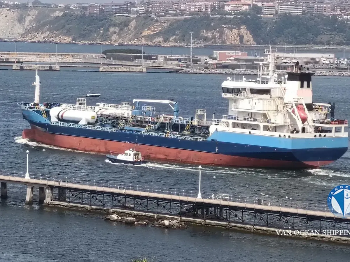 Naftas / Ķīmisko vielu tankkuģis pārdod