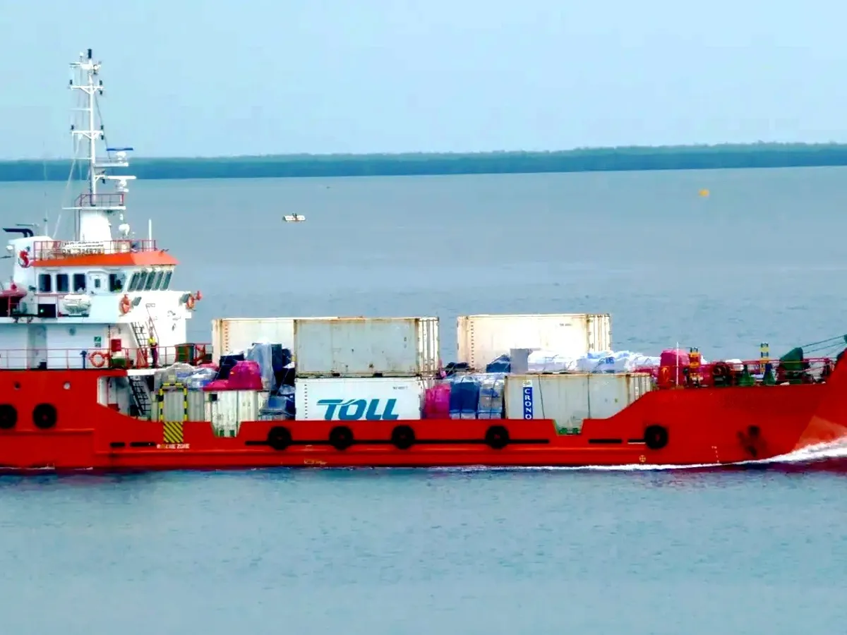 Desanta kuģis, tankkuģis pārdod