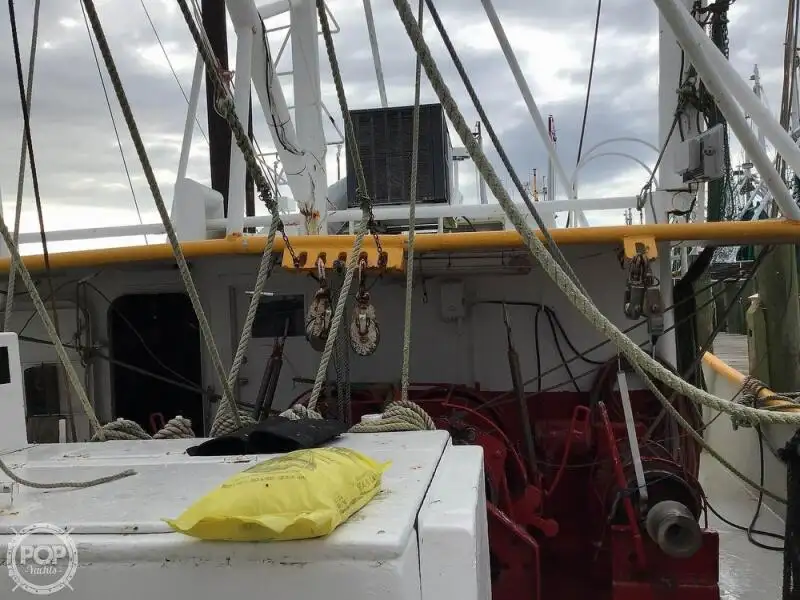 Trallers pārdod