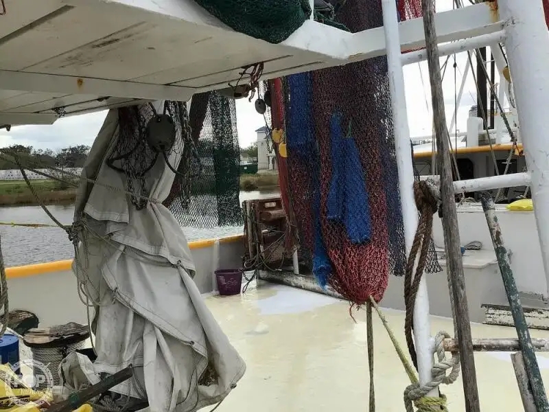 Trallers pārdod