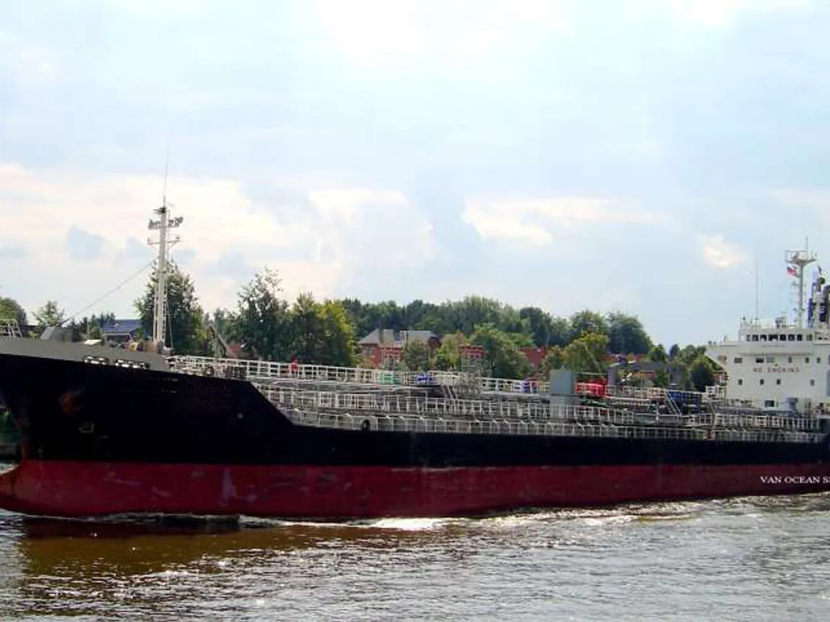 Naftas / Ķīmisko vielu tankkuģis pārdod