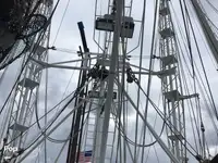 Trallers pārdod