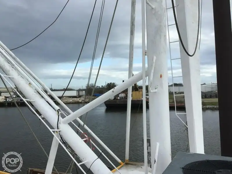 Trallers pārdod
