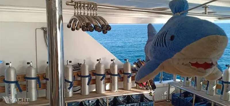 Niršanas atbalsta kuģis pārdod