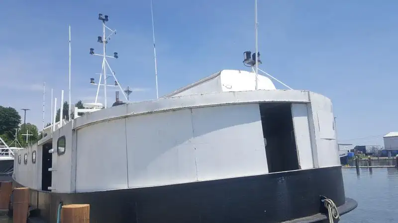 Trallers pārdod