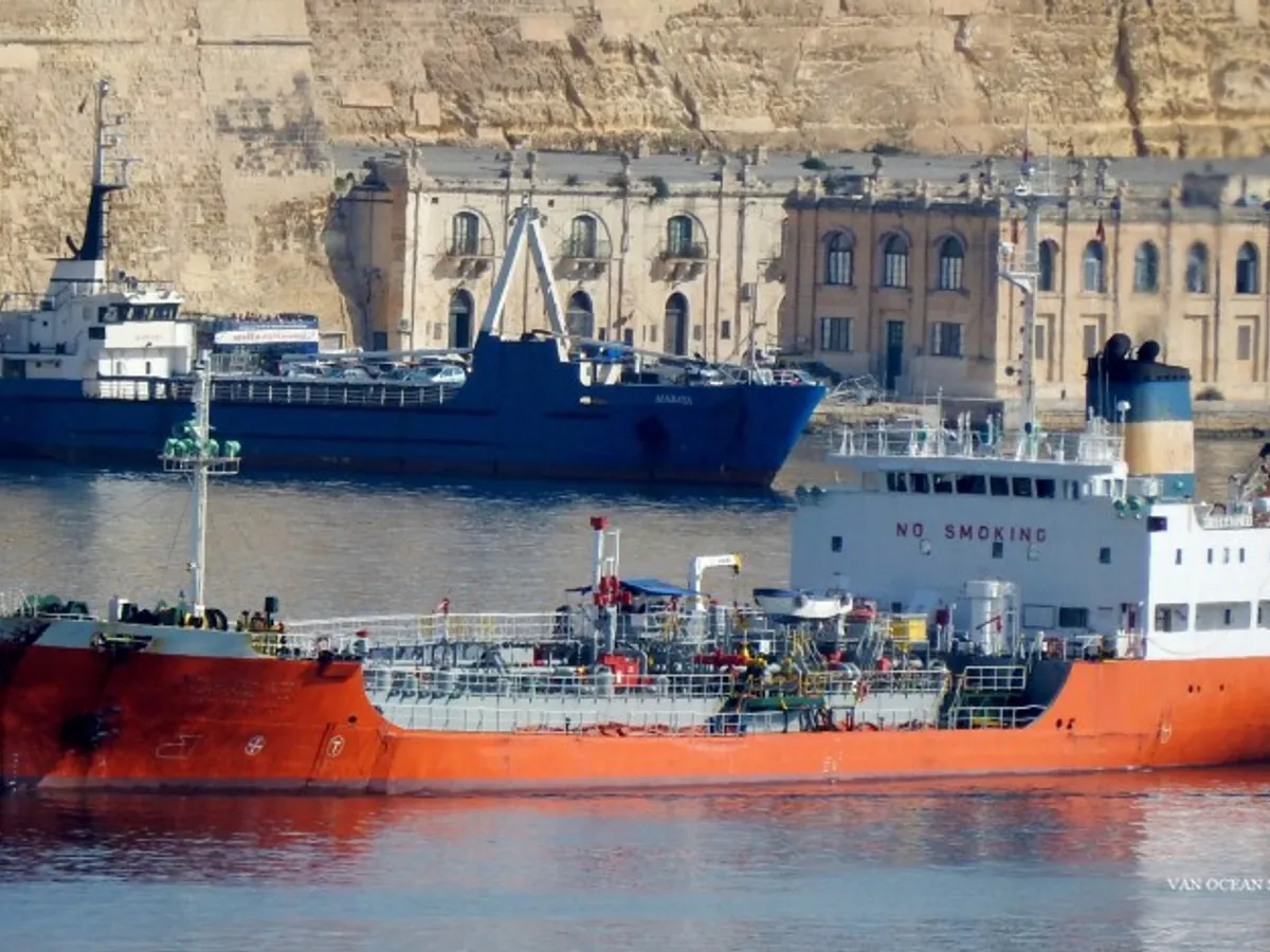 Naftas / Ķīmisko vielu tankkuģis pārdod