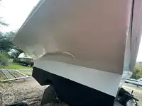 Trallers pārdod