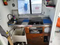 Trallers pārdod