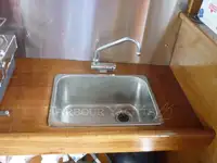Trallers pārdod
