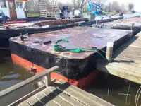 Pontons pārdod