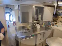 Niršanas atbalsta kuģis pārdod