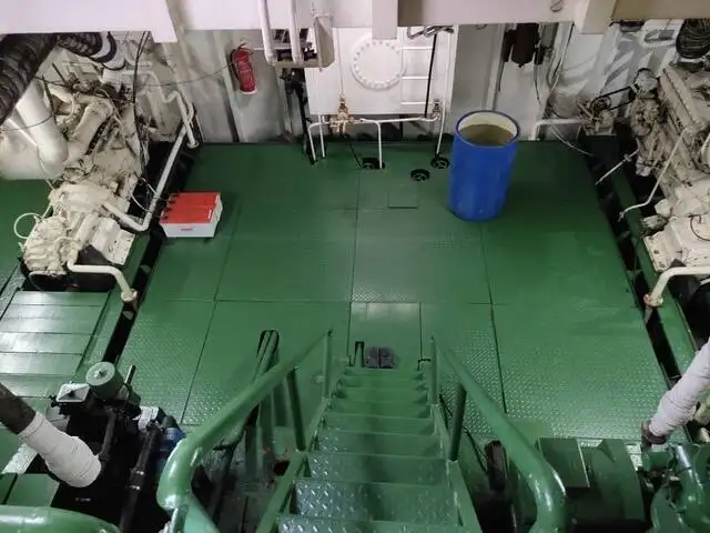 Desanta kuģis, tankkuģis pārdod
