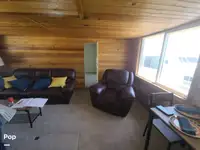 Trallers pārdod