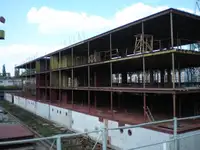 Pontons pārdod