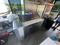 Pontons pārdod
