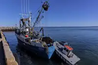 Purvotāju zvejas kuģis pārdod