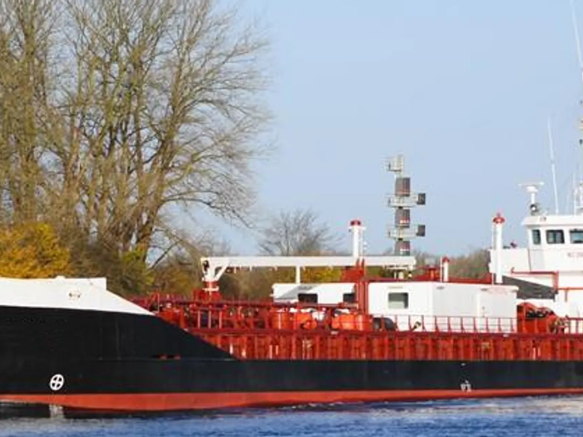 Naftas / Ķīmisko vielu tankkuģis pārdod