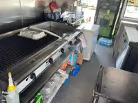 Pontons pārdod