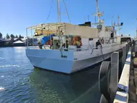 Trallers pārdod