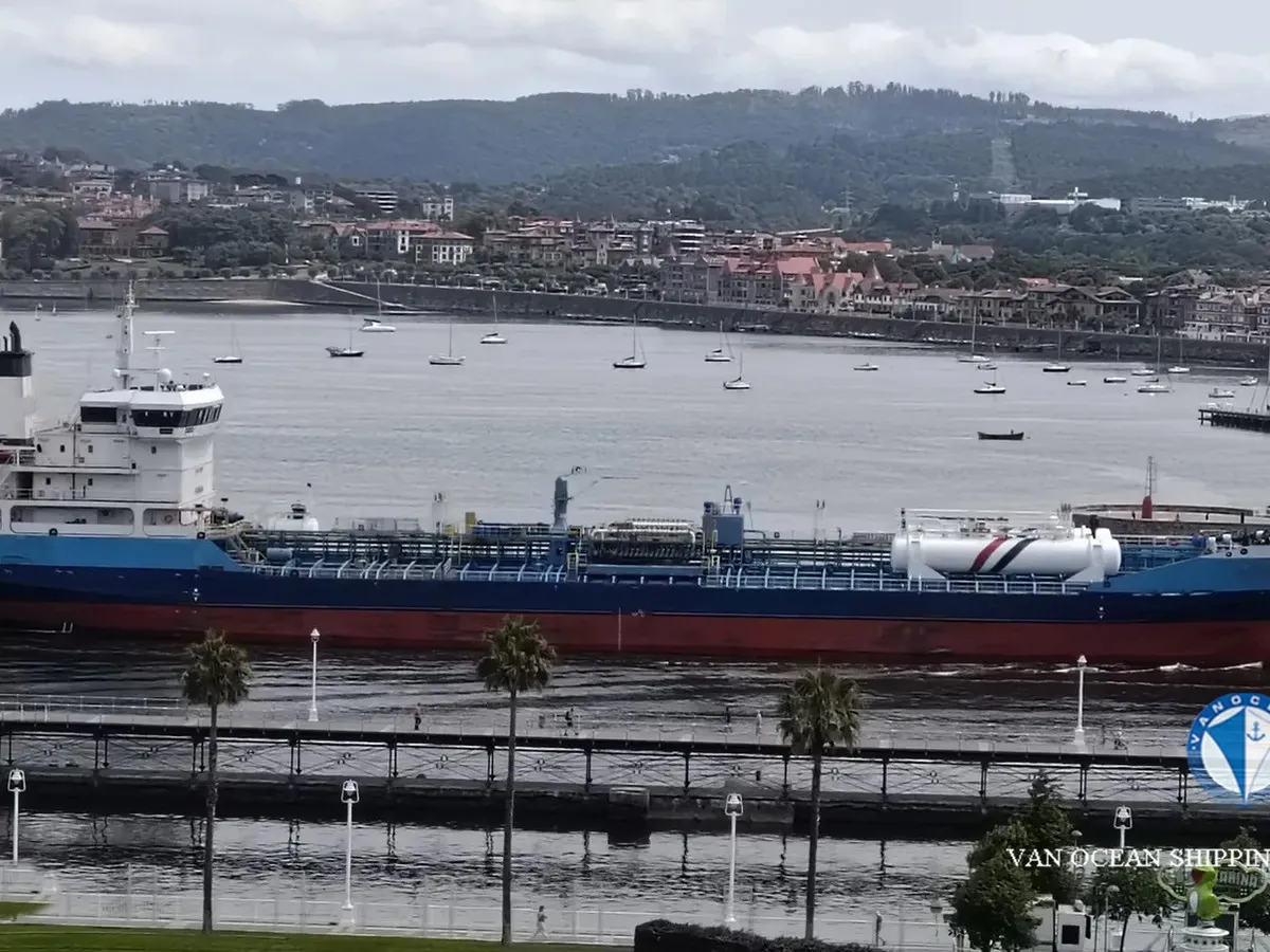 Naftas / Ķīmisko vielu tankkuģis pārdod