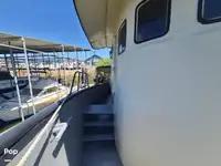 Trallers pārdod