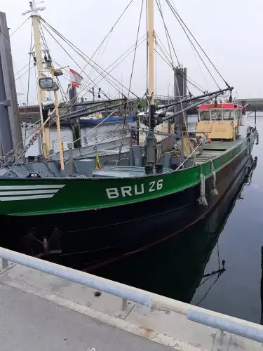Trallers pārdod