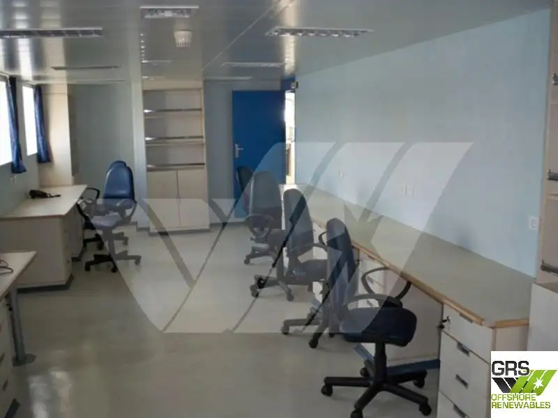 Niršanas atbalsta kuģis pārdod