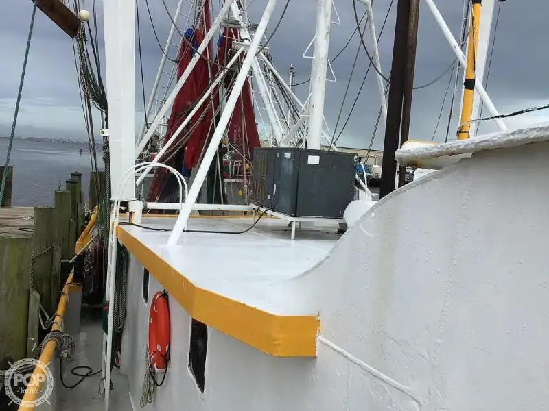 Trallers pārdod