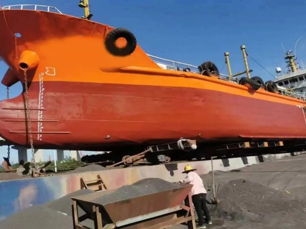 Naftas / Ķīmisko vielu tankkuģis pārdod
