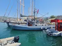 Ugunsdzēsības kuģis pārdod