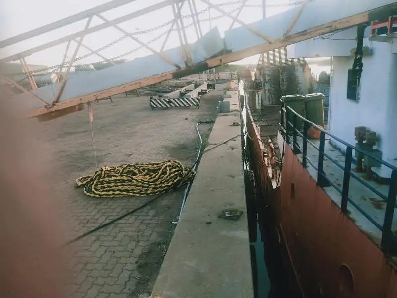 Desanta kuģis, tankkuģis pārdod