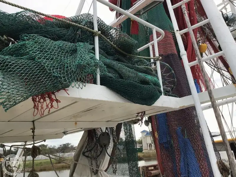 Trallers pārdod
