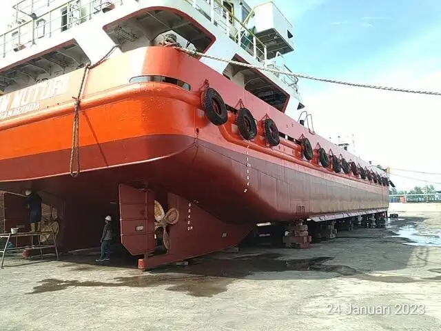 Naftas / Ķīmisko vielu tankkuģis pārdod