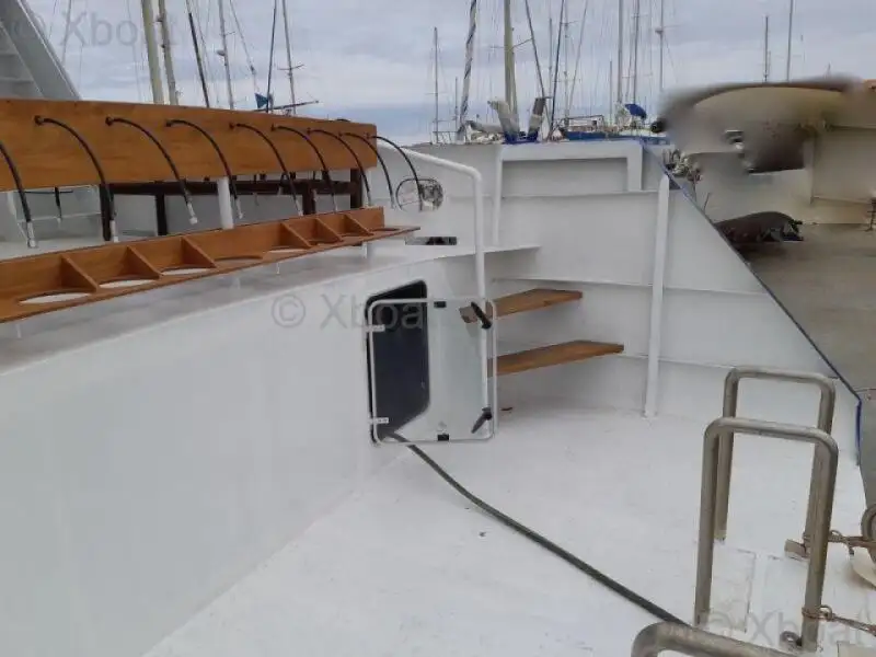 Niršanas atbalsta kuģis pārdod