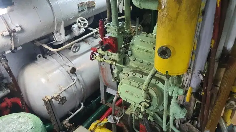 Garā līnija zvejas kuģis pārdod