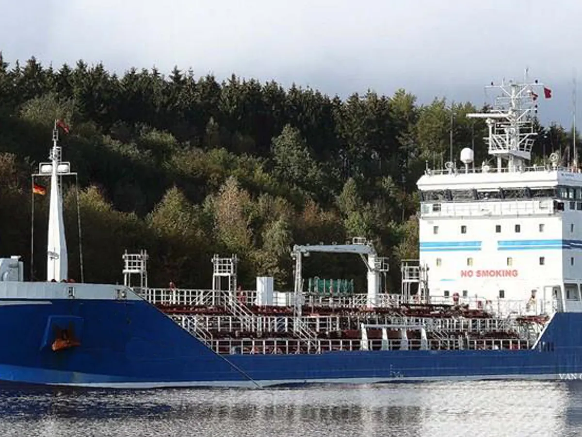 Naftas / Ķīmisko vielu tankkuģis pārdod