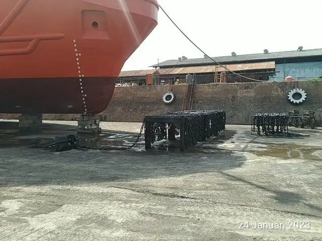 Naftas / Ķīmisko vielu tankkuģis pārdod