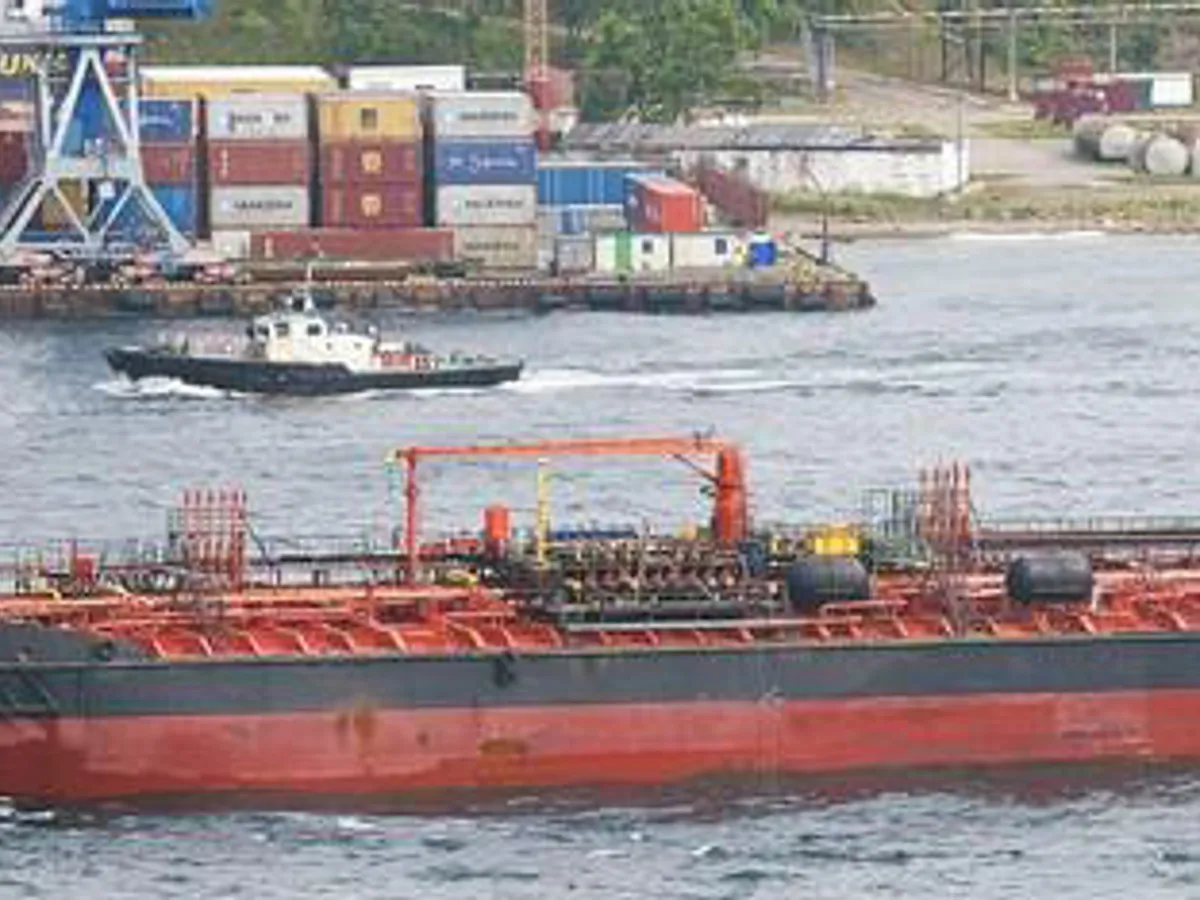 Naftas / Ķīmisko vielu tankkuģis pārdod