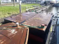 Pontons pārdod
