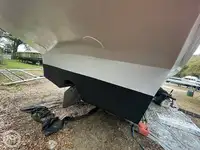 Trallers pārdod