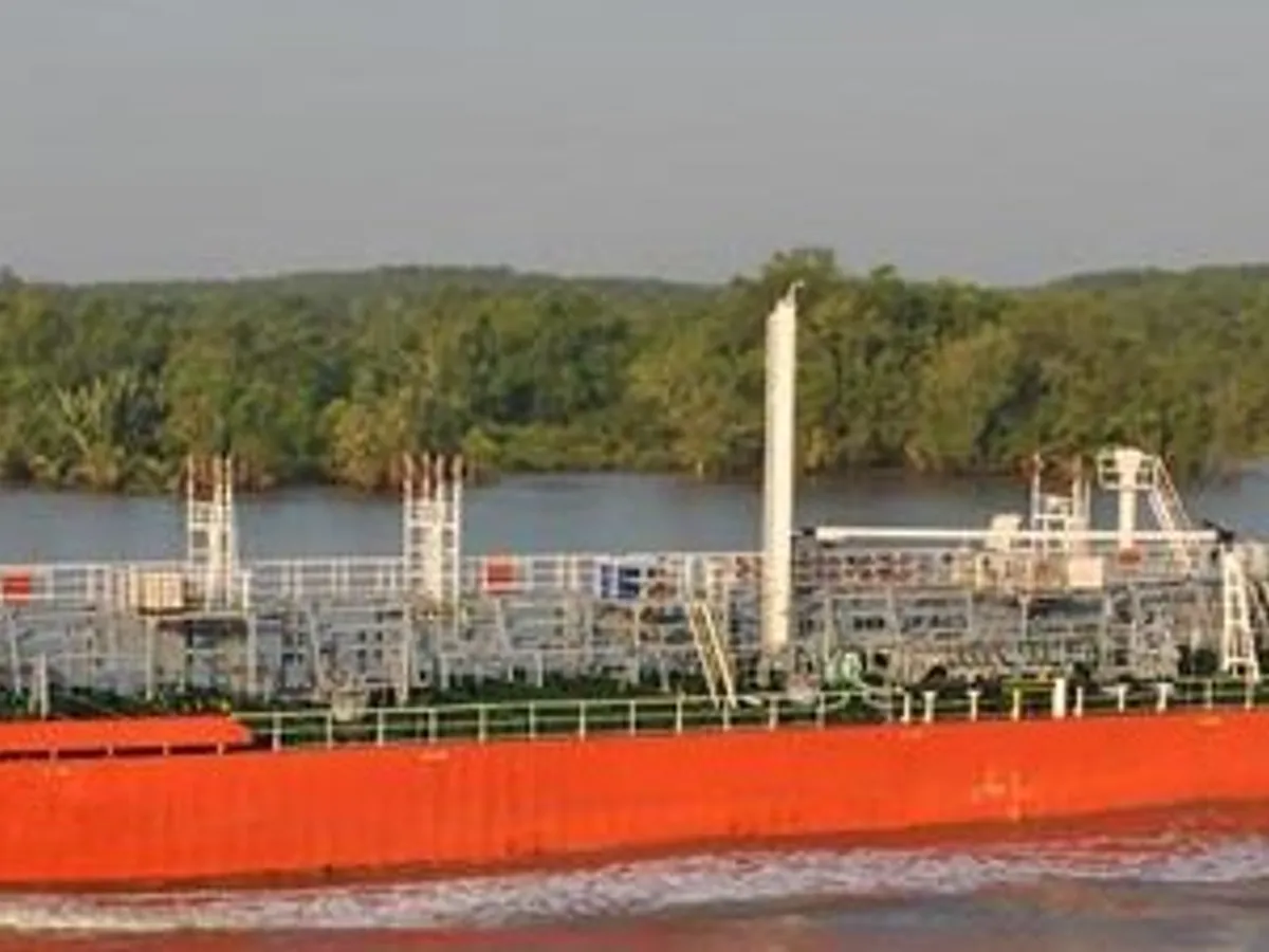 Naftas / Ķīmisko vielu tankkuģis pārdod